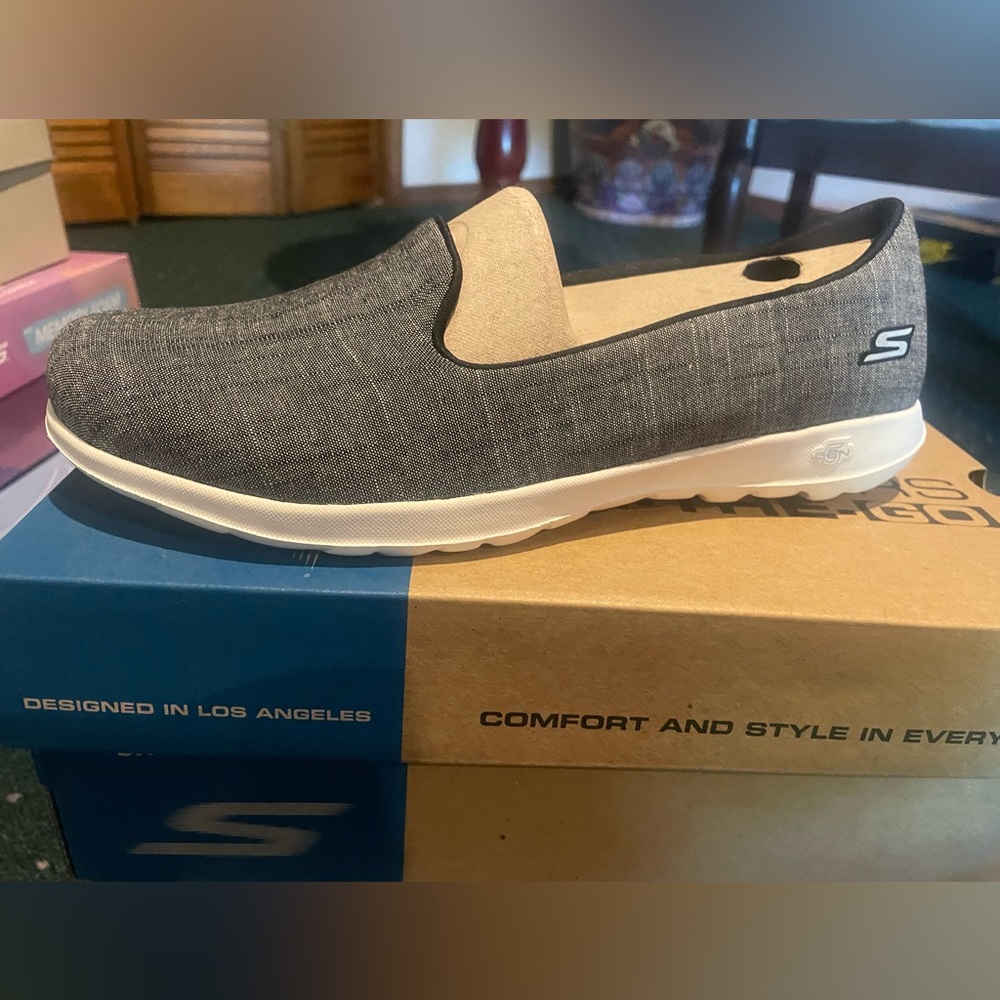 New skechers foam. Size 8. Never worn.
